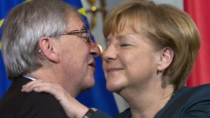 Merkel, este sábado con Jean Claude Juncker.