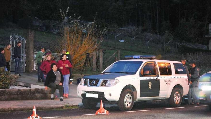 Vecinos de Outeiro, expectantes a la espera de la llegada de &quot;El Chichle&quot; para el registro. // Iñaki Abella