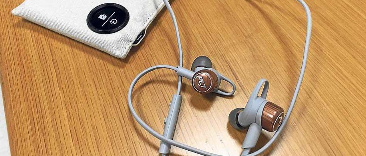 Si los auriculares se quedan sin batería, se pueden conectar y cargar directamente de la funda que los acompaña, que ofrece dos cargas completas.