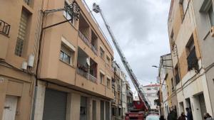 Los Bomberos trabajan en el fuego que ha afectado a una nave industrial habitada en Vilassar de Mar.