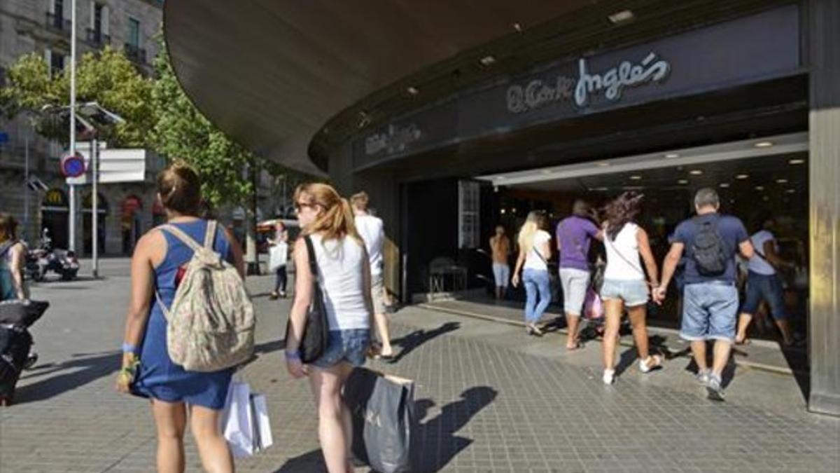 La entrada de El Corte Inglés de la plaza de Catalunya, en un domingo de puertas abiertas del pasado agosto.