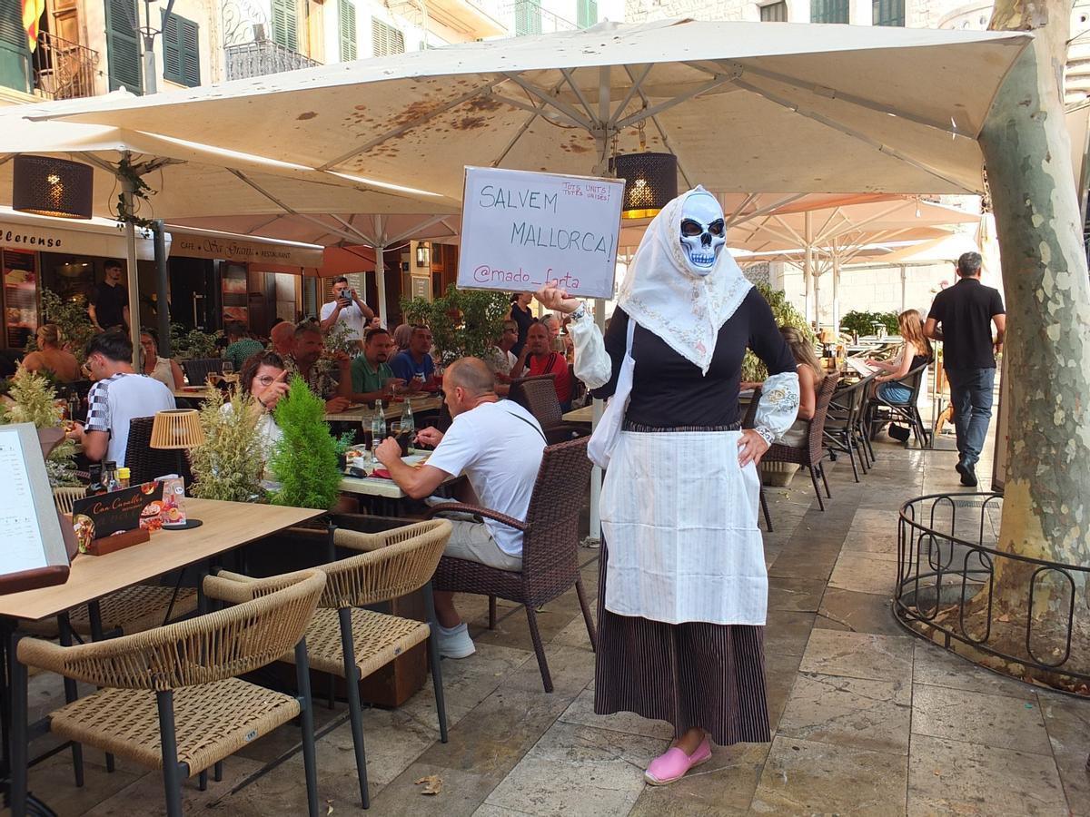 Madó Farta, l'activista darrere la pagesa-calavera: «Els turistes no són l’enemic; són una conseqüència d’un model»