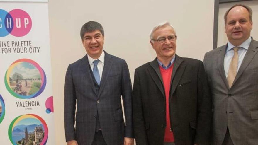 Joan Ribó, junto con el alcalde de Antalya, Tevfik Türel, y el de Dresde, Dirk Hilbert.