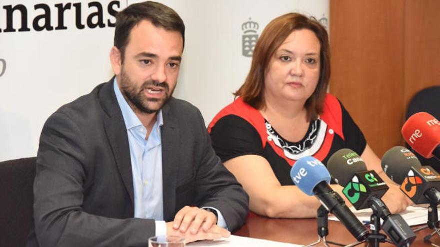 El nuevo director insular de Coordinación junto a la portavoz del PSOE en el Cabildo.