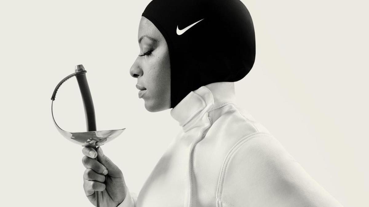 El esgrimista olímpica estadounidense Ibtihaj Muhammad, con el nuevo Hijab Pro de Nike.
