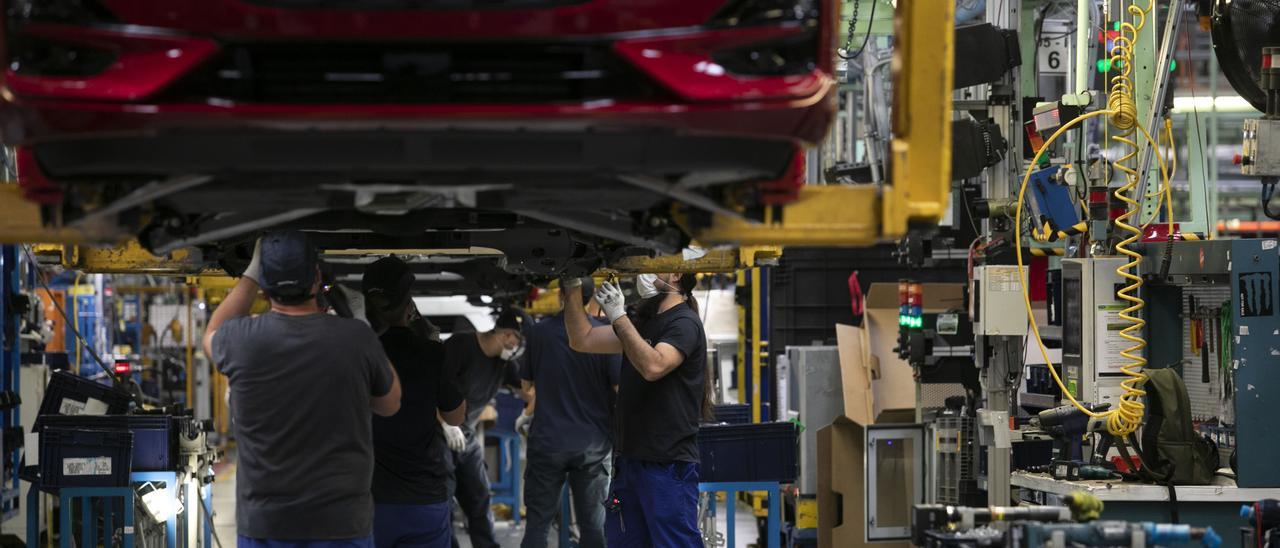 Trabajos en la planta valenciana de Ford en Almussafes.