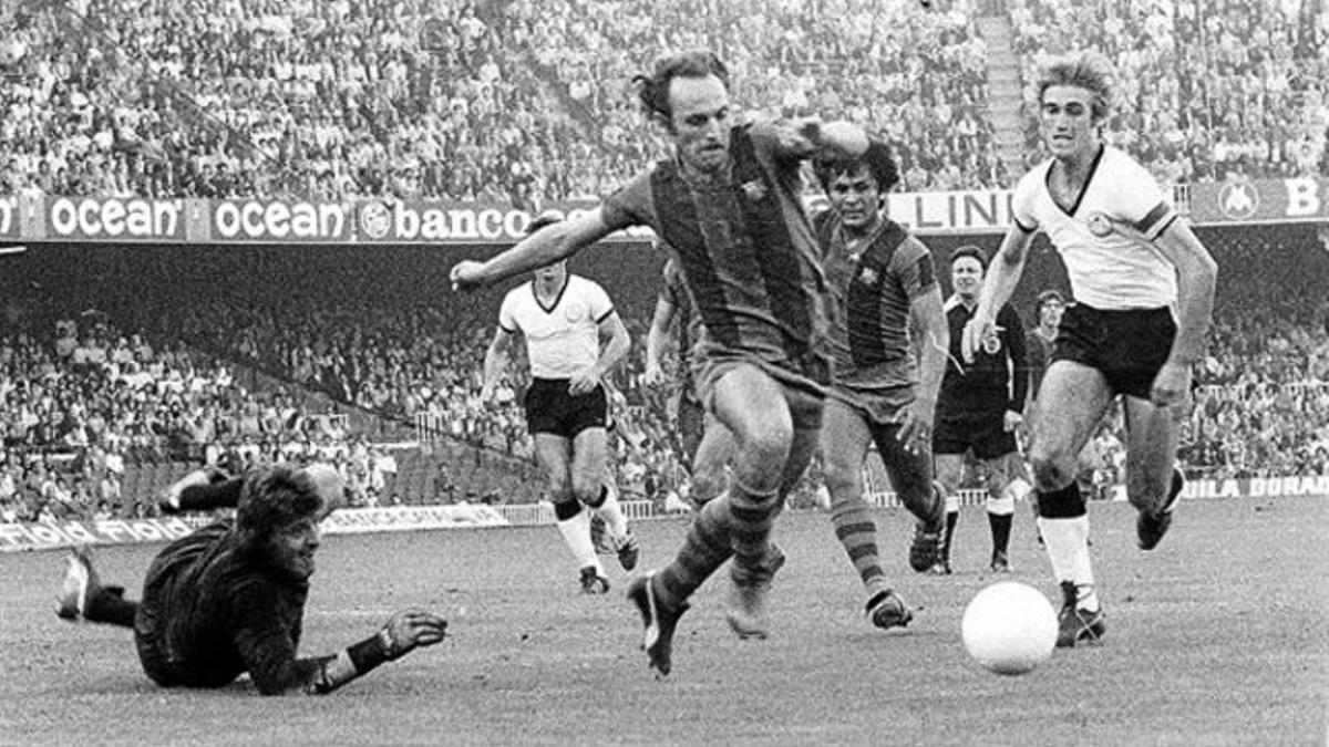 1977. Manolo Clares burla a D¿Alessandro en el Barça-Salamanca de la campaña 76-77 en el Camp Nou.