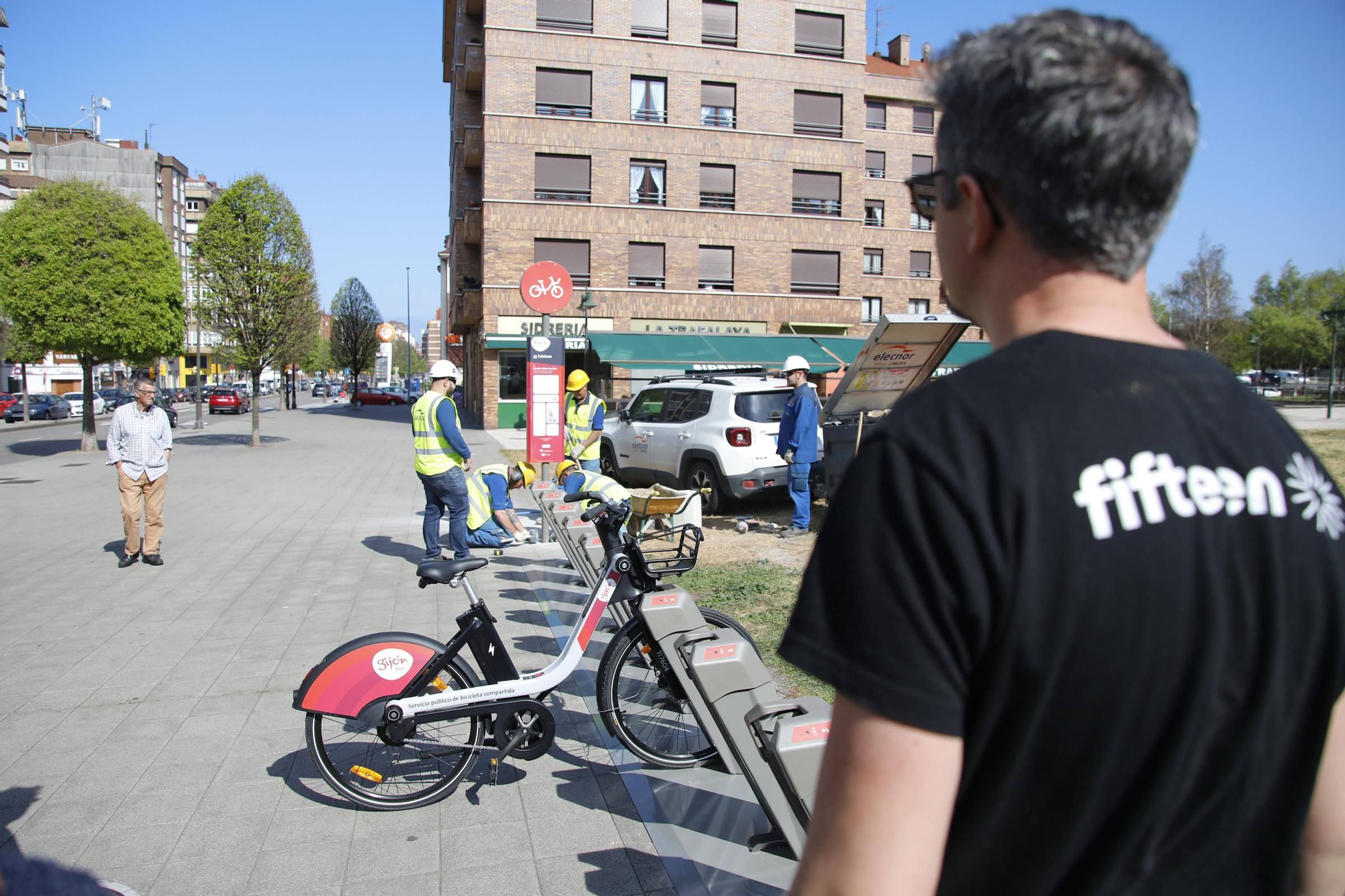 En imágenes: Arranca la instalación de las nuevas estaciones de la red de bicicletas eléctricas en Gijón