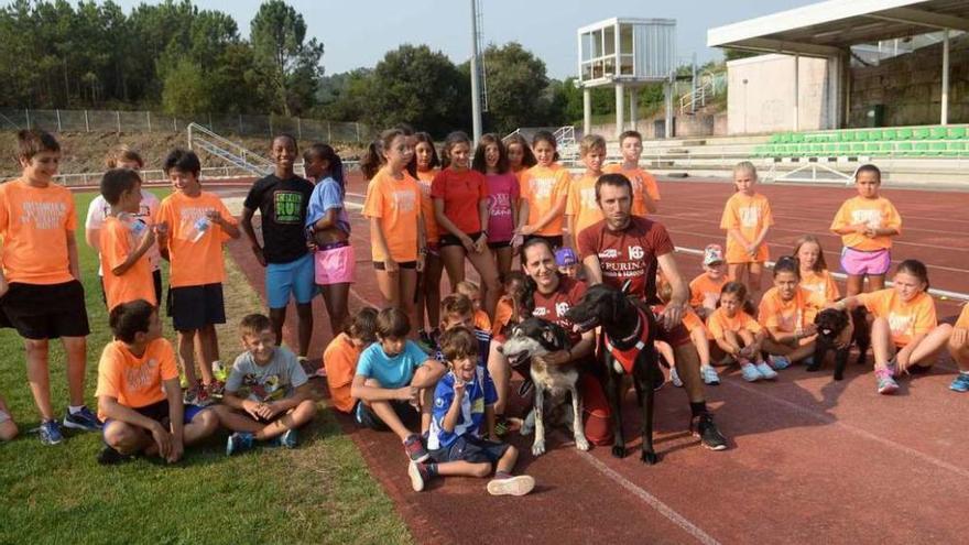 Visita de Alejandro Gómez a los integrantes de la Escola de Verán de Atletismo Mazí. // Noé Parga