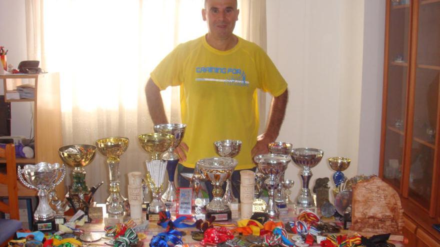 Santiago Hitos posa con parte de sus trofeos.