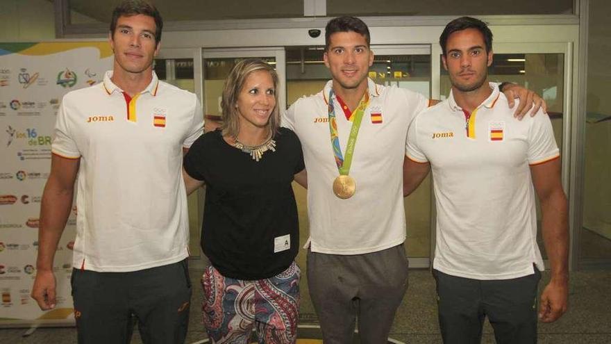 Teresa Portela y Rodrigo Germade (primero por la derecha) a su regreso de los Juegos de Río. // X. Álvarez