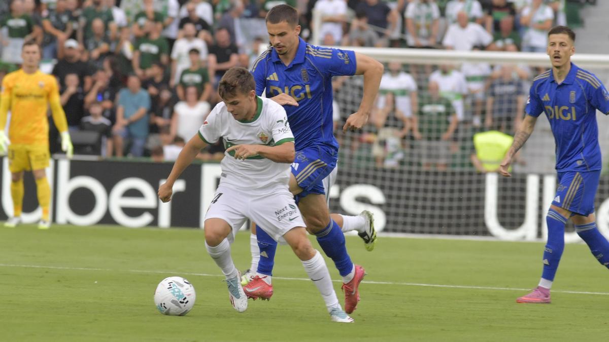 Aleix Febas conduce un balón durante el partido de la primera vuelta contra el Real Oviedo.