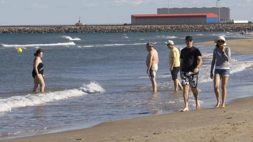 La Playa del Puerto de Sagunto, ayer, sin manchas.