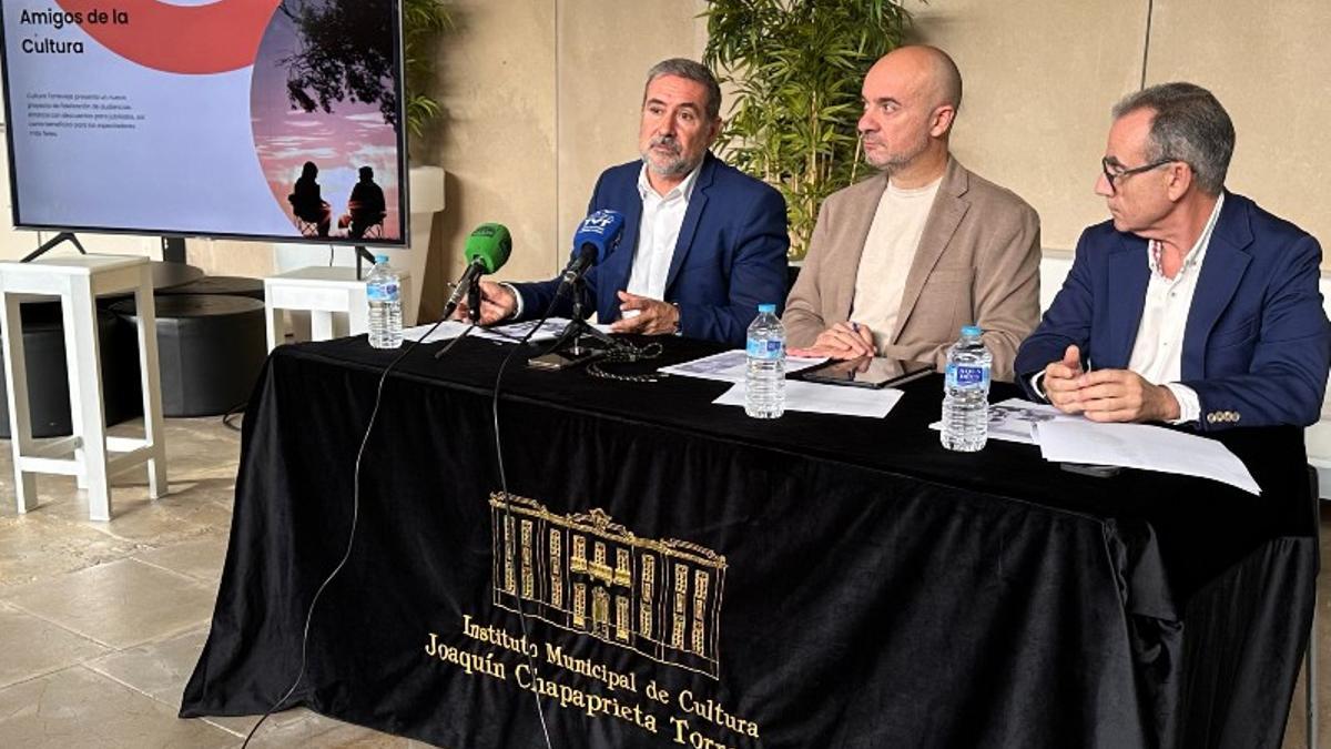 Lalo Díaz, Antonio Quesada y Manuel Esteban Moreno en la presentación de la programación cultural de Torrevieja del primer cuatrimestre de 2023