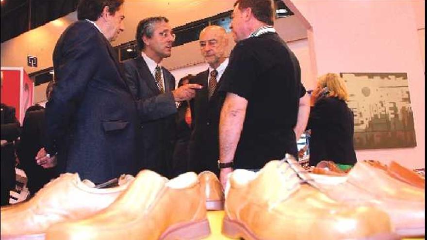 Rafael Calvo, el tercero por la izquierda, en la feria de Modacalzado y en compañía del secretario de Estado de Industria y empresarios