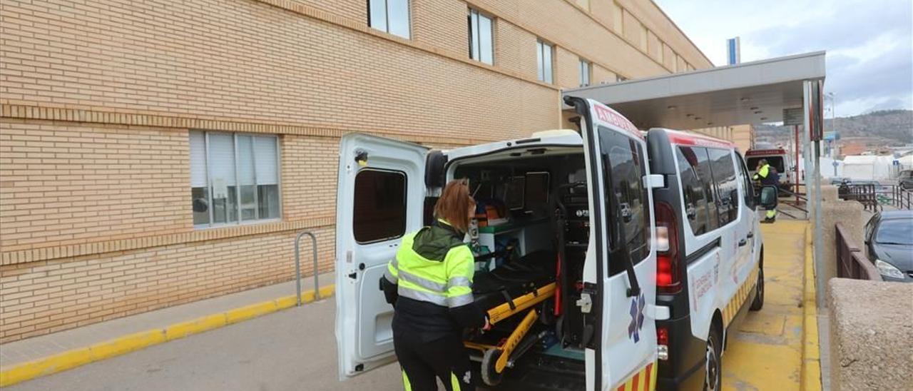 Ambulancias a su llegada al servicio de Urgencias del Hospital General en imagen de archivo.