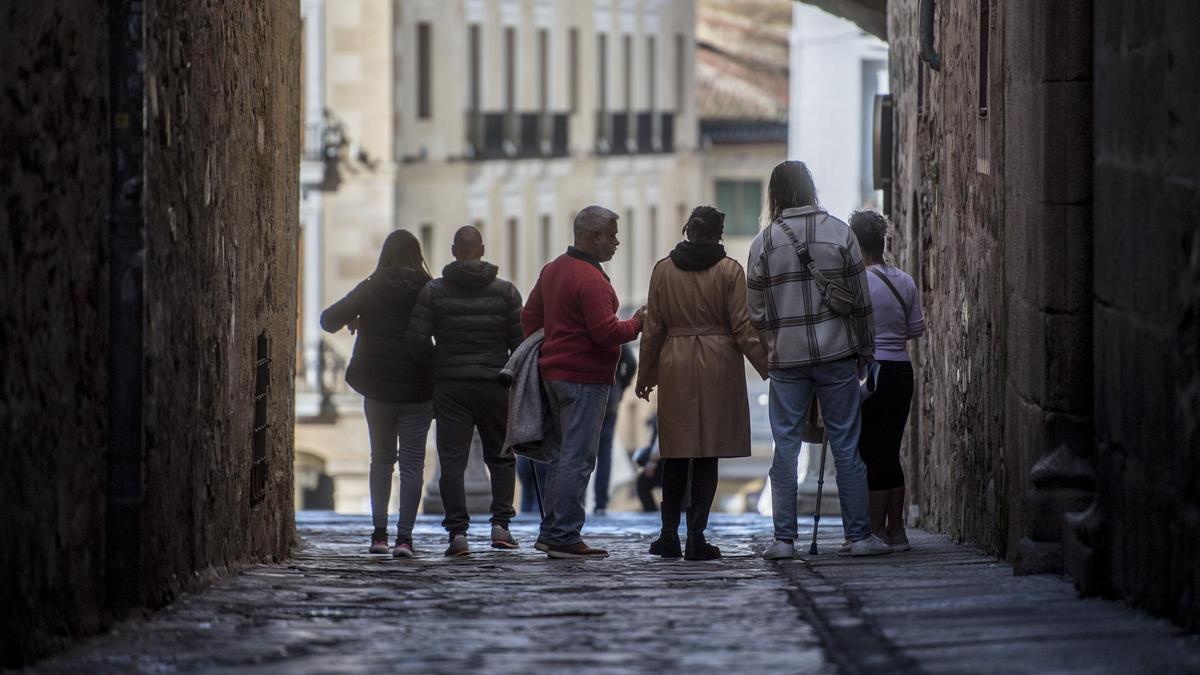 Turistas en el acceso a la Ciudad Monumental de Cáceres por el Arco de la Estrella.