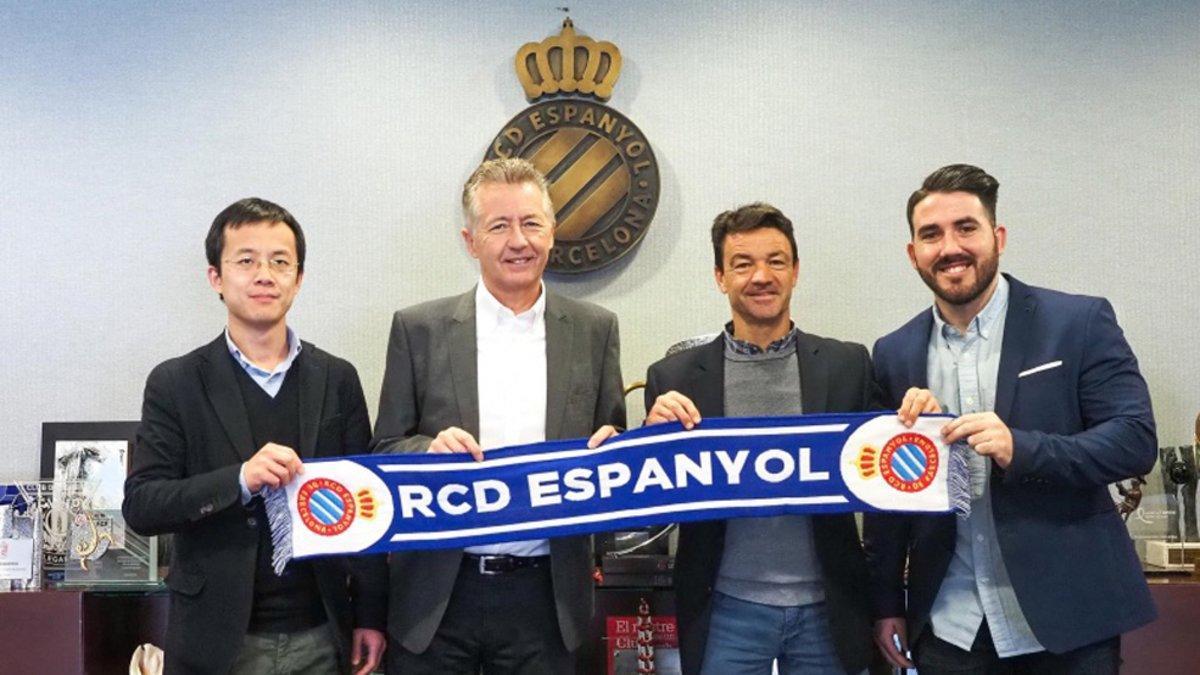 Foto de familia después de firmar el acuerdo entre el RCD Espanyol y GIS