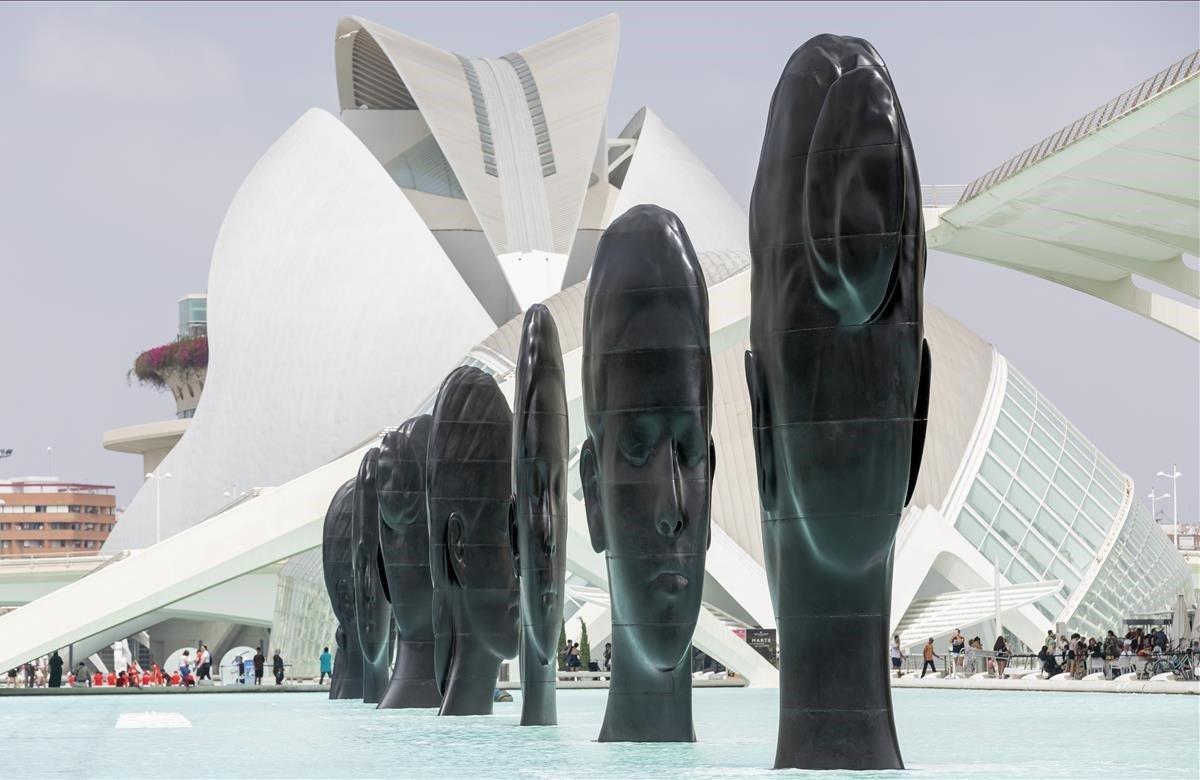 La Ciudad de las Artes y las Ciencias de Valencia acoge la exposición de siete esculturas de siete metros de altura elaboradas con hierro fundido por el artista barcelonés Jaume Plensa.