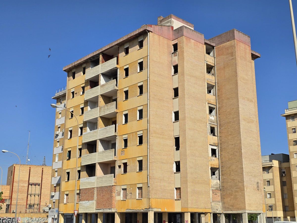 Uno de los edificios vacíos de Martínez Montañés que se plantea rehabilitar.