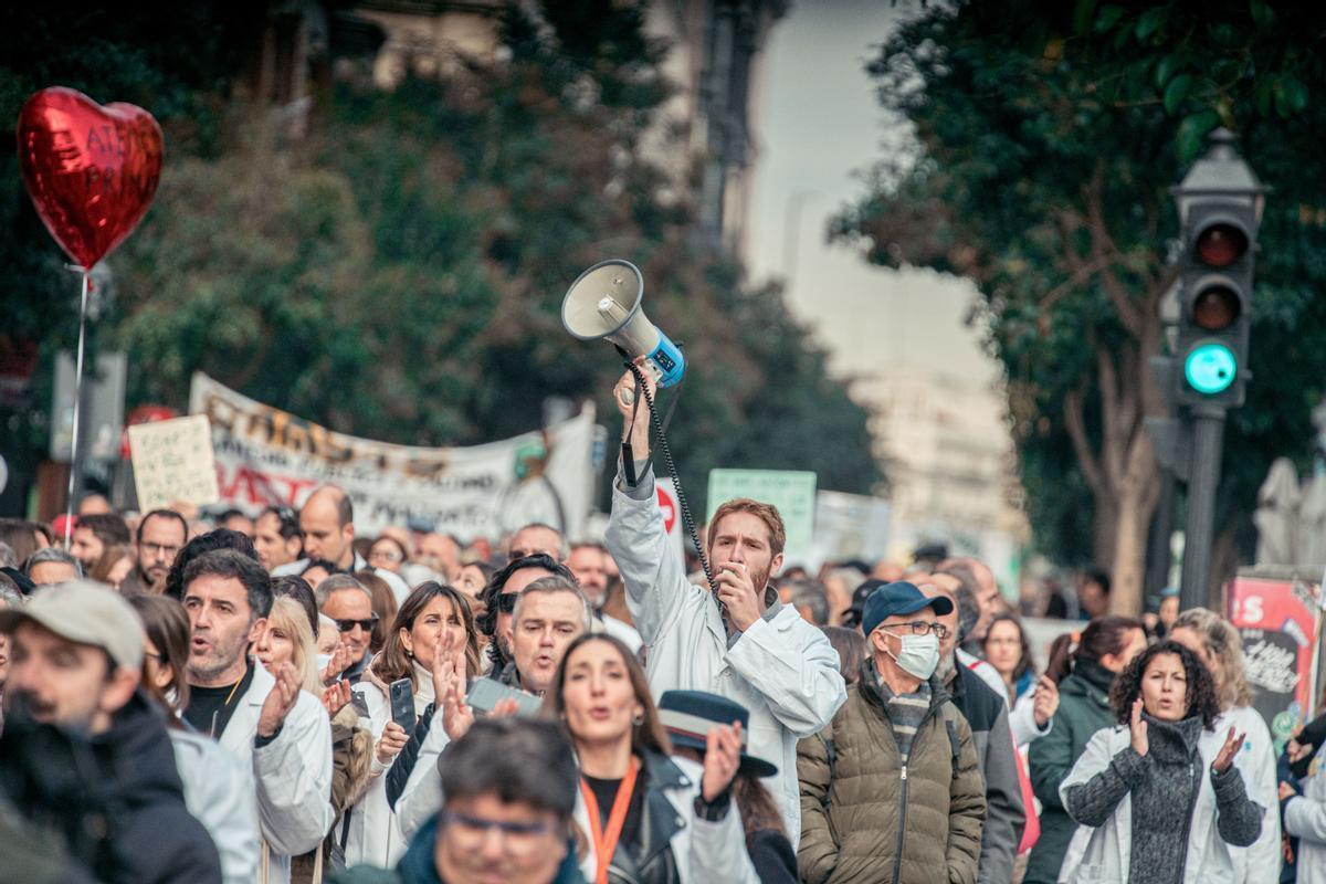 Médicos y pediatras de Atención Primaria se manifiestan entre la Consejería y la sede de la Comunidad.