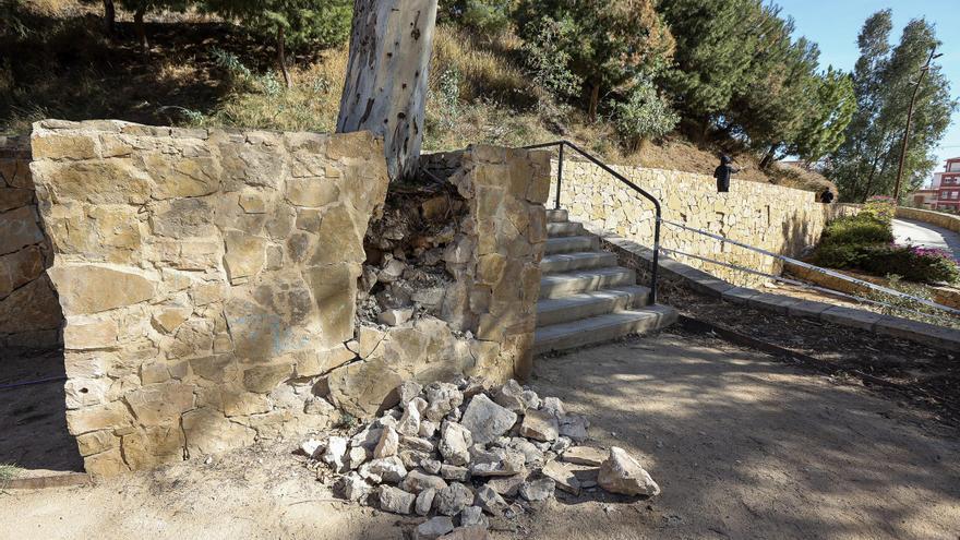 El parque infantil del Tossal se cae a pedazos