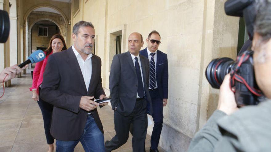 El alcalde de Alicante, Gabriel Echávarri, declara en la Fiscalía por el despido de la cuñada de Barcala