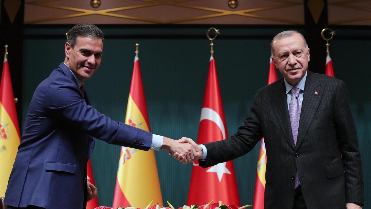 El presidente del Gobierno, Pedro Sánchez, saluda a su homólogo turco, Recep Tayyip Erdogan.