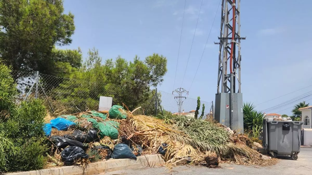 La urbanización Blue Hill de San Miguel de Salinas reclama al Ayuntamiento una actuación urgente ante la basura que se amontona en los contenedores