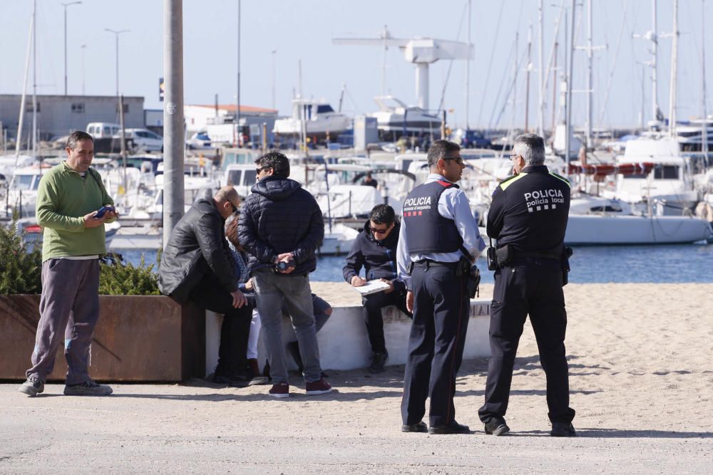 Els efectius d''emergències treballant en la investigació de l''aparició de la dona surant al mar a Palamós