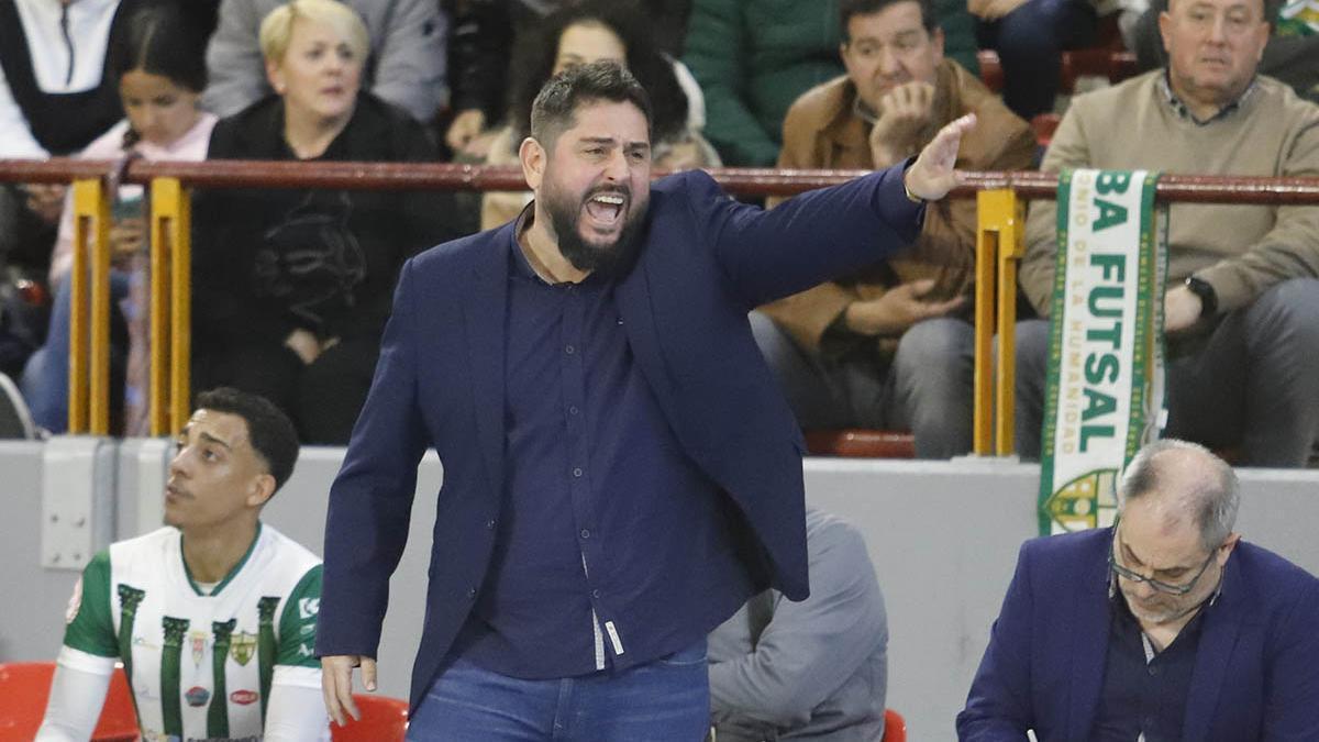 Josan González da indicaciones a sus futbolistas durante una cita en Vista Alegre.