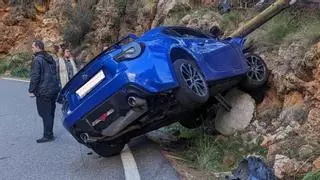 Investigan por conducción temeraria al conductor que se estrelló en la Serra tras un peligroso adelantamiento