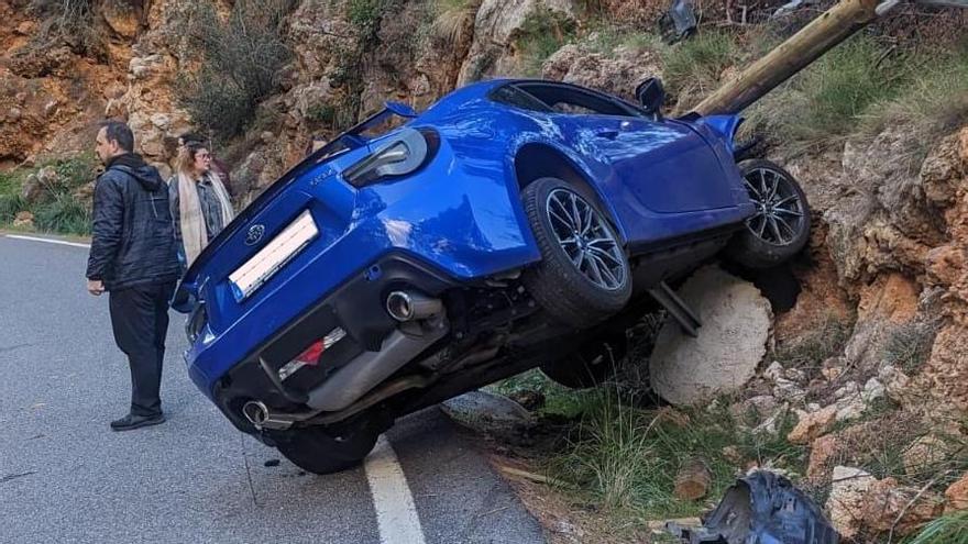 VÍDEO | Adelanta de forma temeraria en la Serra de Tramuntana y termina empotrado contra un muro