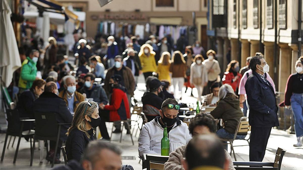 Clientes en las terrazas del Fontán el pasado fin de semana. | Luisma Murias