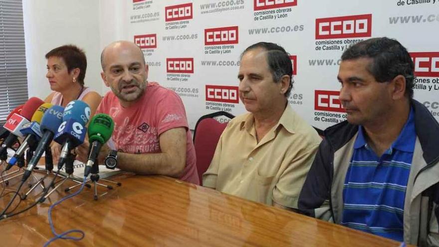 Trinidad García, José Carlos Carbajo y dos trabajadores despedidos de la estación de autobuses.