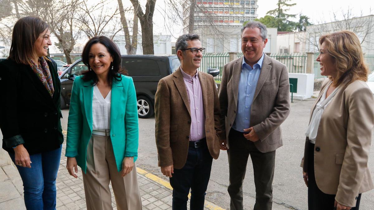 Isabel Ambrosio, Rafi Crespín, Félix Bolaños, Juan Espadas y Ana Romero, este jueves, en el comité provincial del PSOE para la aprobación de listas.