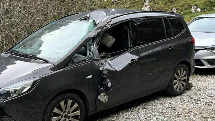 El desprendimiento de una piedra en el inicio de la Ruta del Cares causa graves daños a un vehículo