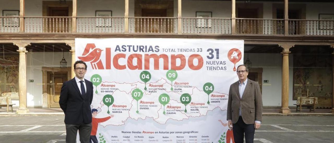 Jesús López, director territorial en Asturias de Alcampo, y Miguel Bango, director Alcampo Gijón y de los supermercados en Asturias