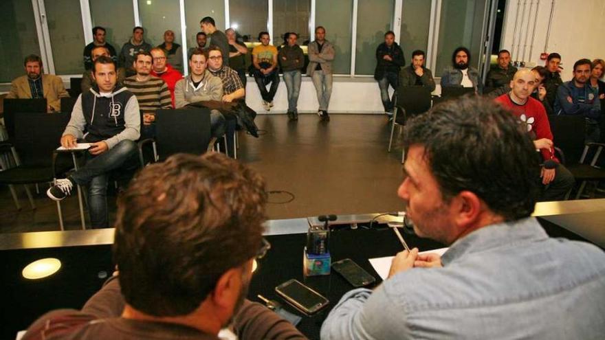 Un instante de la reunión mantenida anoche en la Sala de Prensa del Concello de Lalín. // Bernabé/Luismy