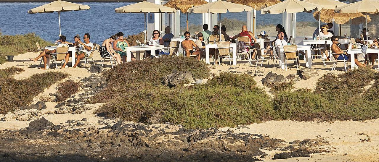 El verano insufla aliento al turismo y al comercio majorero