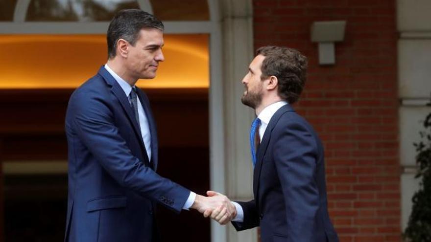 Sánchez y Casado tratan de acercar posturas en medio de la polémica suscitada por el jefe del Estado Mayor de la Guardia Civil