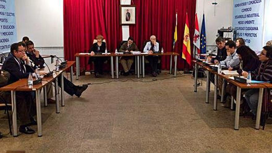 Pleno del Ayuntamiento de Benavente presidido por Saturnino Mañanes en el año 2012.