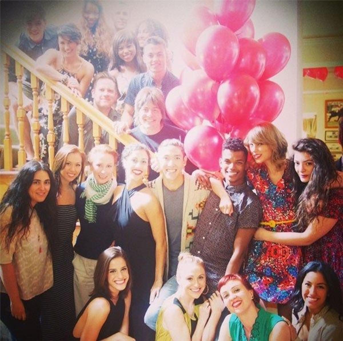 Taylor Swift con globos rojos