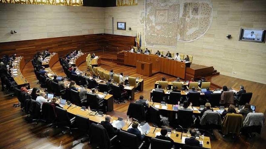 Aprobada la ley de emergencia de la vivienda de Extremadura con la abstención de C&#039;s y Podemos, y la oposición del PP