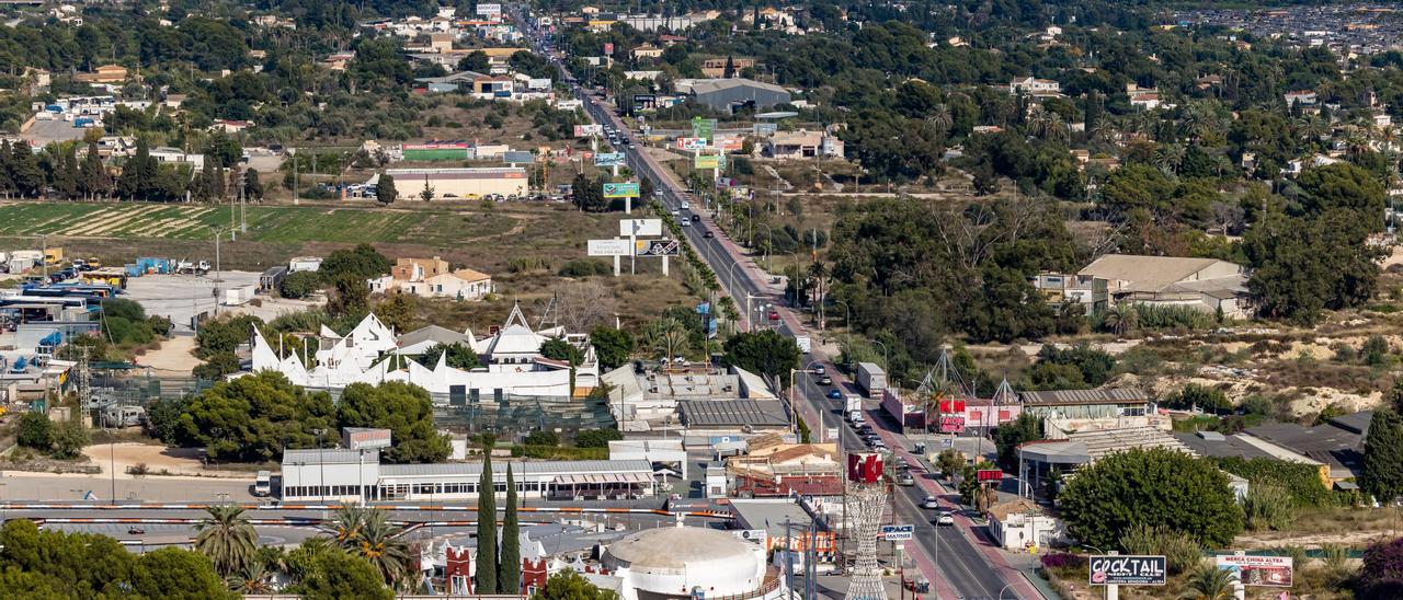 Vista aérea de la zona por la que discurrirá el Vial Discotecas para enlazar la avenida Comunidad Valenciana, el polígono y la N-332.