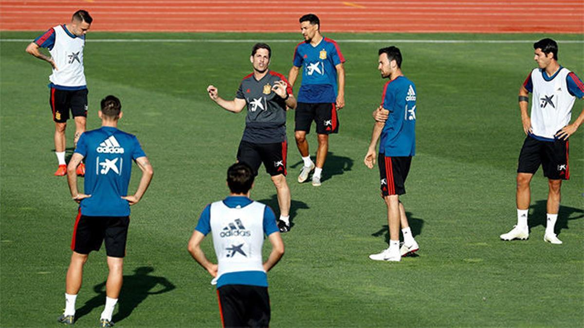 Ante la ausencia de Luis Enrique, Robert Moreno dirige el primer entreno con la selección