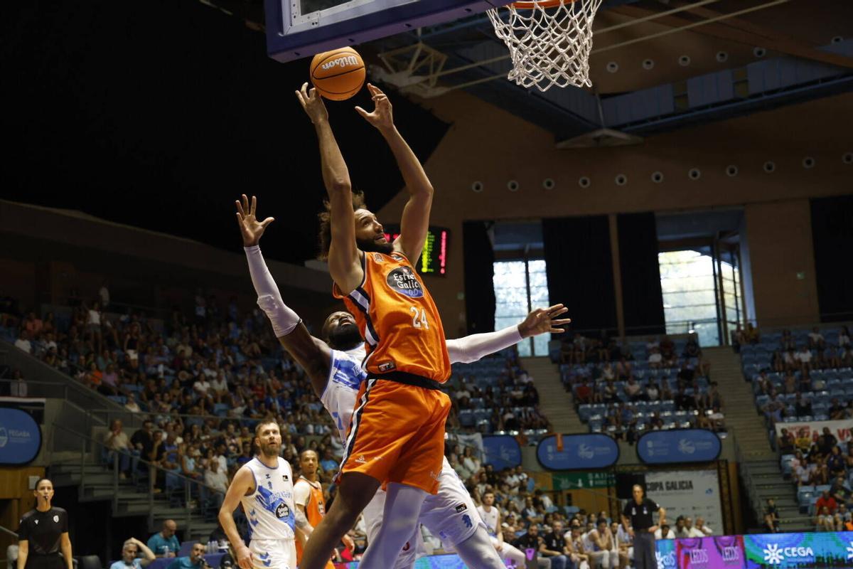 COPA GALICIA DE BALONCESTO EN EL PABELLON MULTIUSOS DE SAR . PARTIDO FINAL LEYMA CORUÑA - RIO BREOGAN