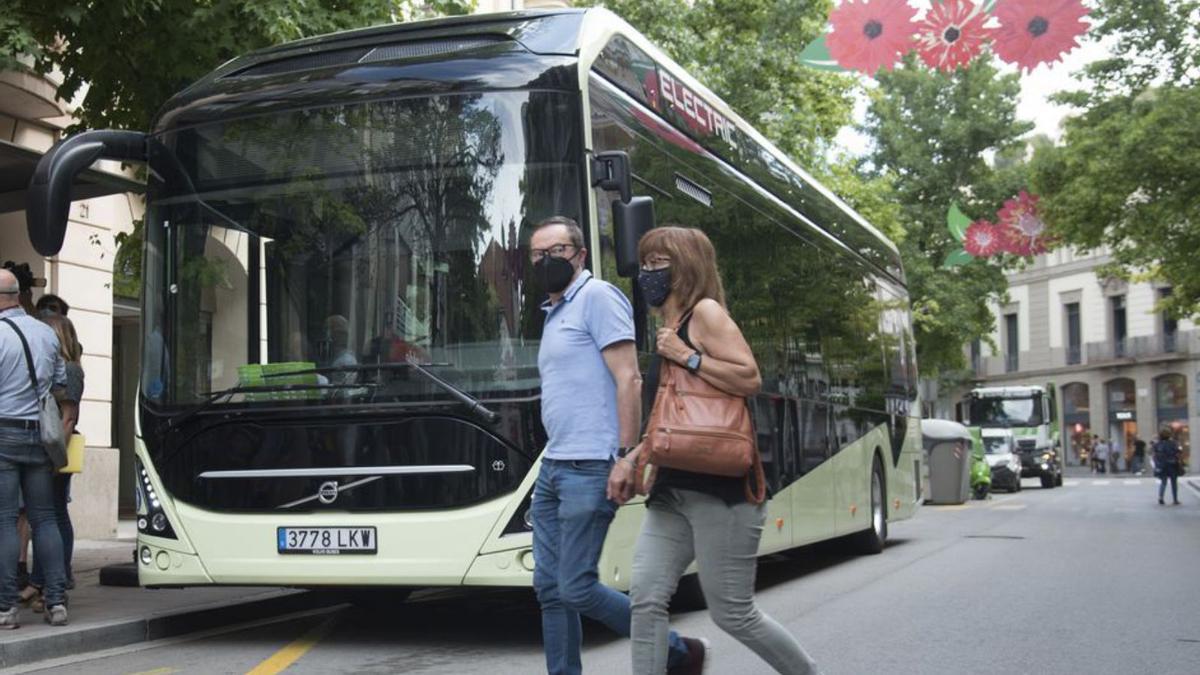 Un bus elèctric al carrer Guimerà de Manresa | ARXIU/MIREIA ARSO