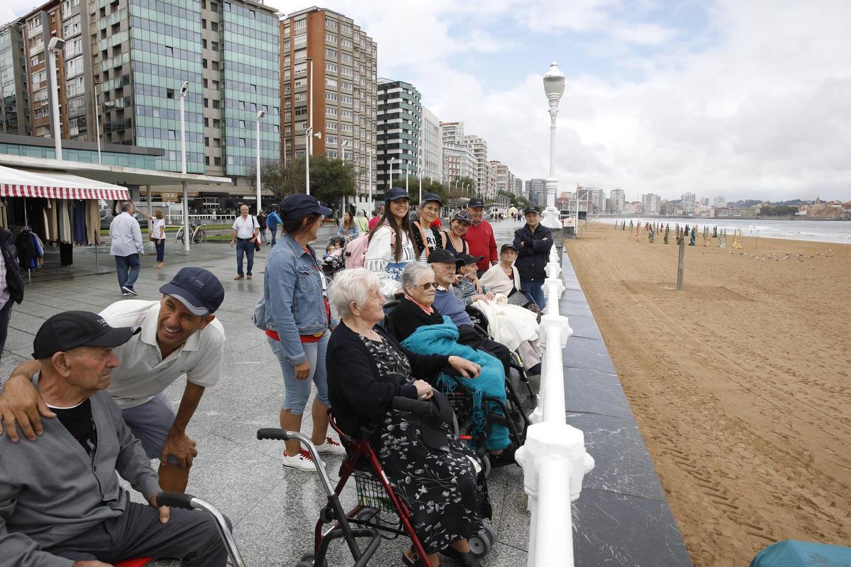Mayores de la residencia de ancianos de Peleas de Abajo ven por primera vez el mar en Gijón