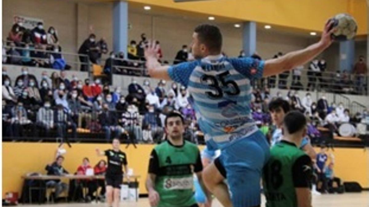 Miguel Lanero finaliza en la victoria ante Beti Onak.